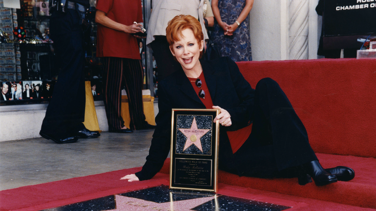 Reba posing with hollywood star